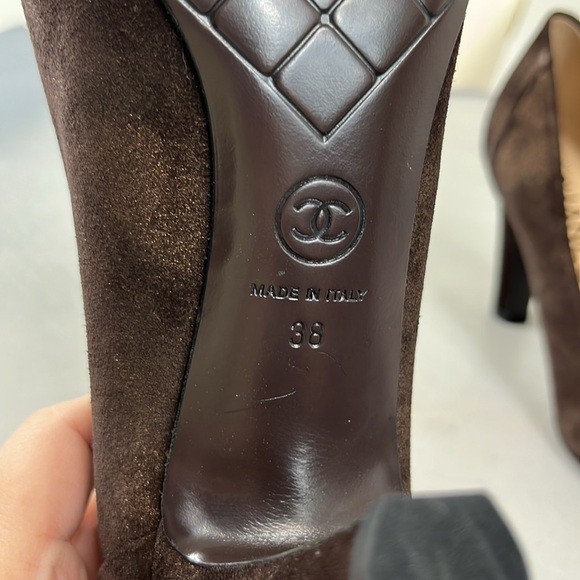 Chanel Block Heel in Kid Suede Patent Calfskin Cap Toe CC Logo Hardware Pumps - Picture 9 of 11